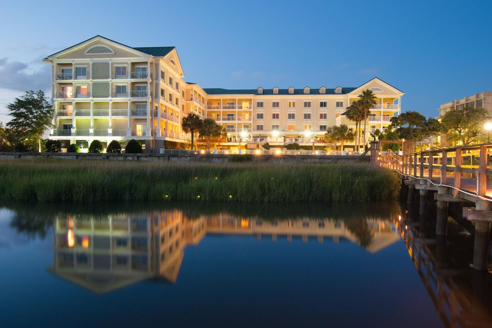 Courtyard Charleston Waterfront Hotel Exterior photo