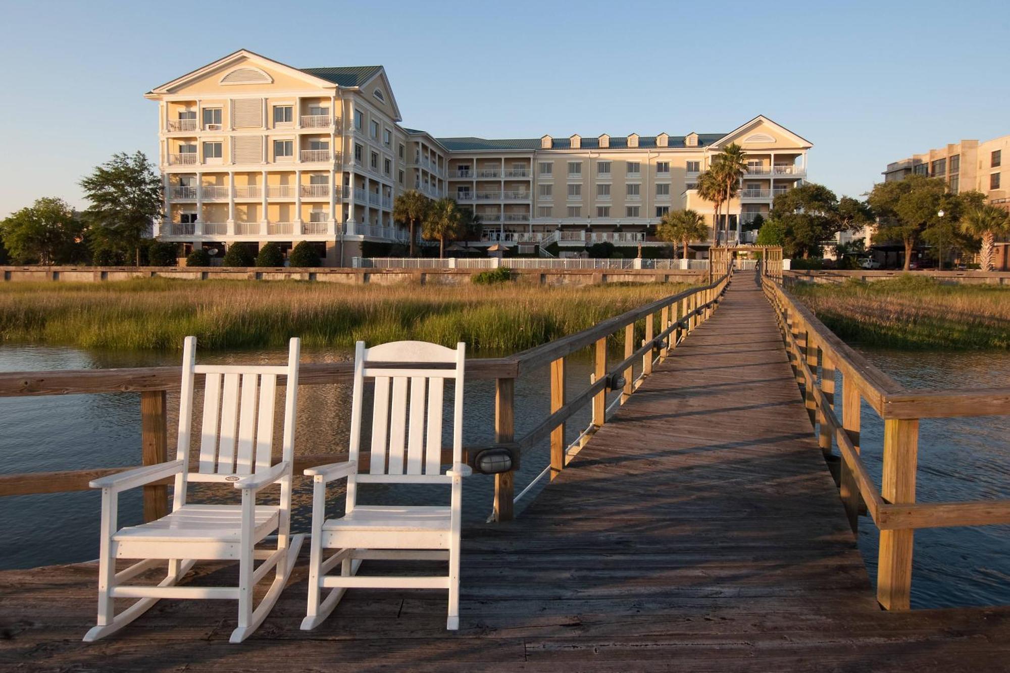 Courtyard Charleston Waterfront Hotel Exterior photo