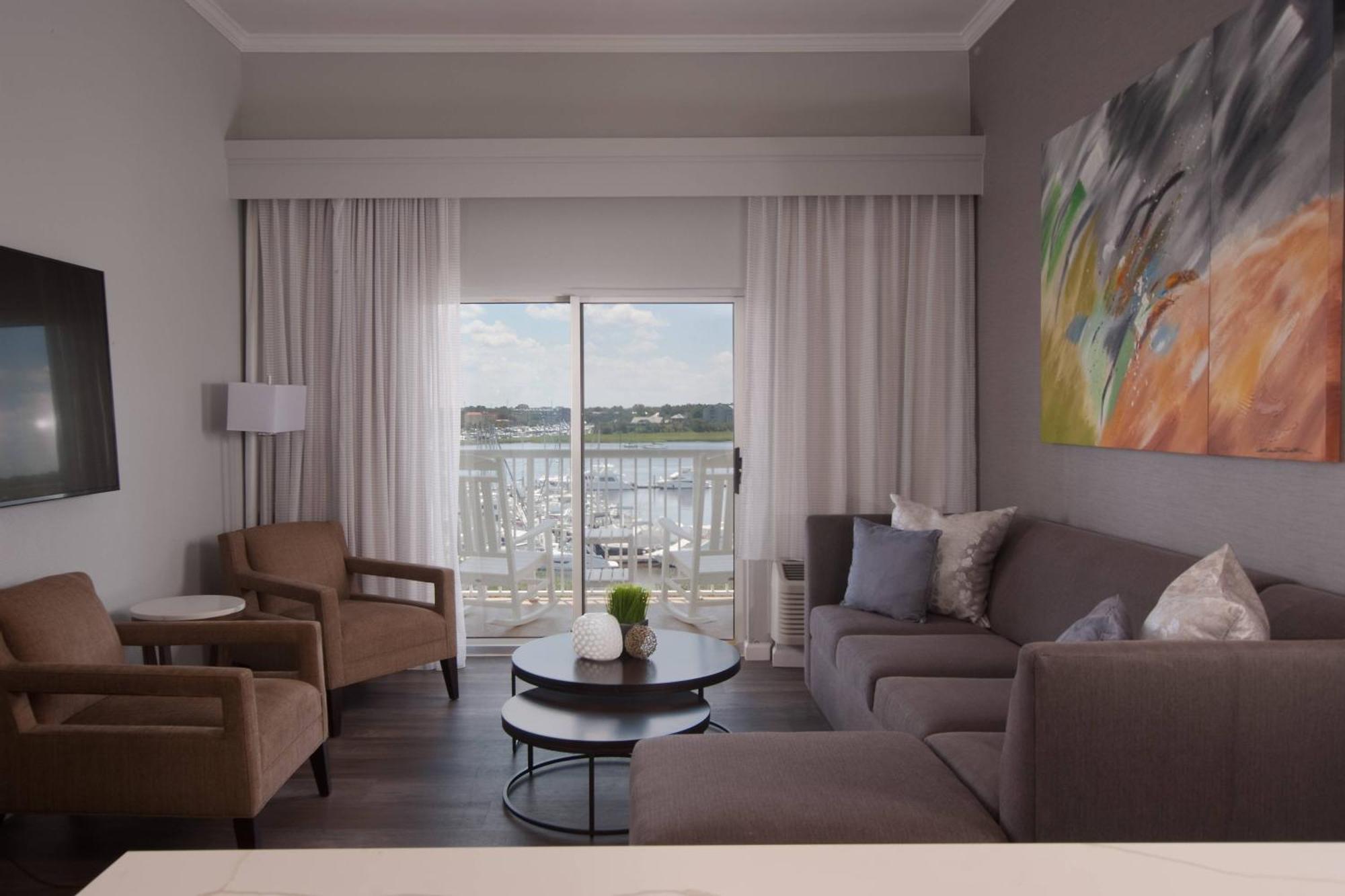 Courtyard Charleston Waterfront Hotel Exterior photo