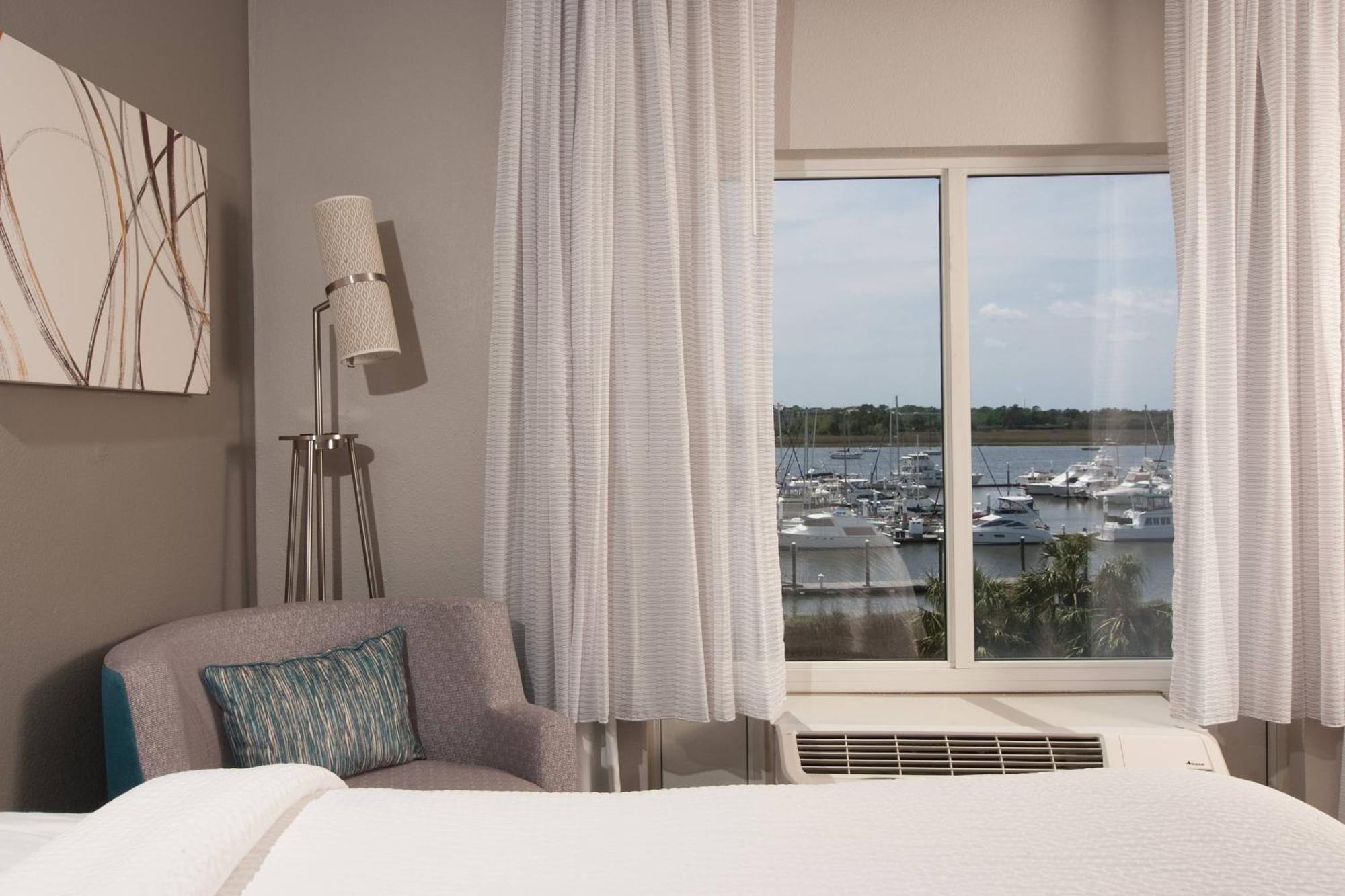Courtyard Charleston Waterfront Hotel Exterior photo