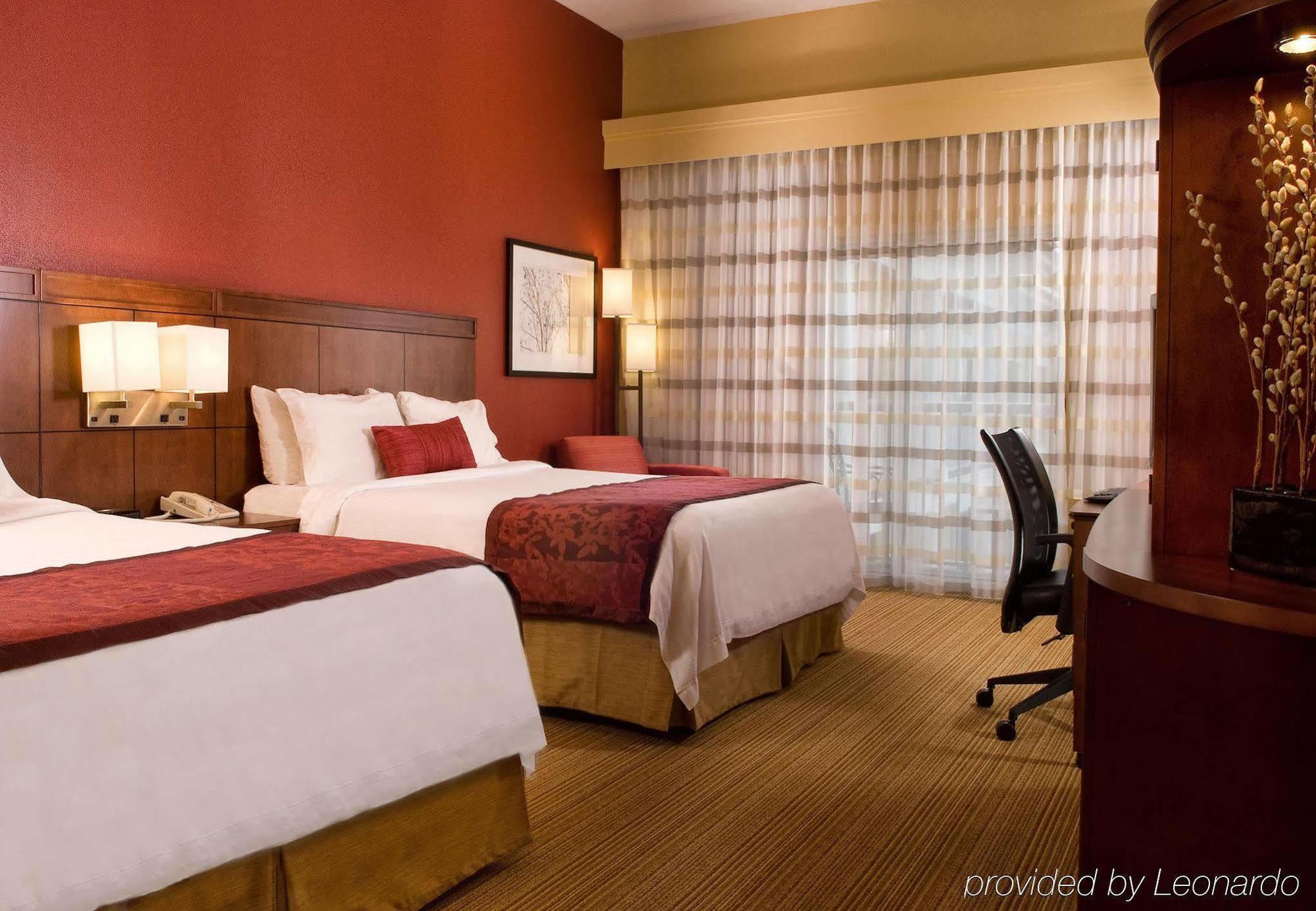 Courtyard Charleston Waterfront Hotel Room photo