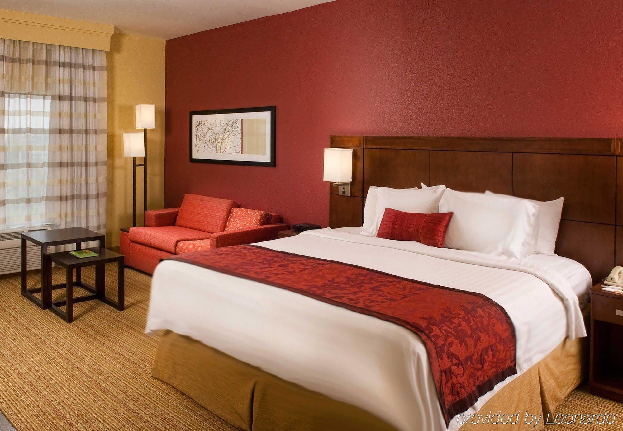Courtyard Charleston Waterfront Hotel Room photo