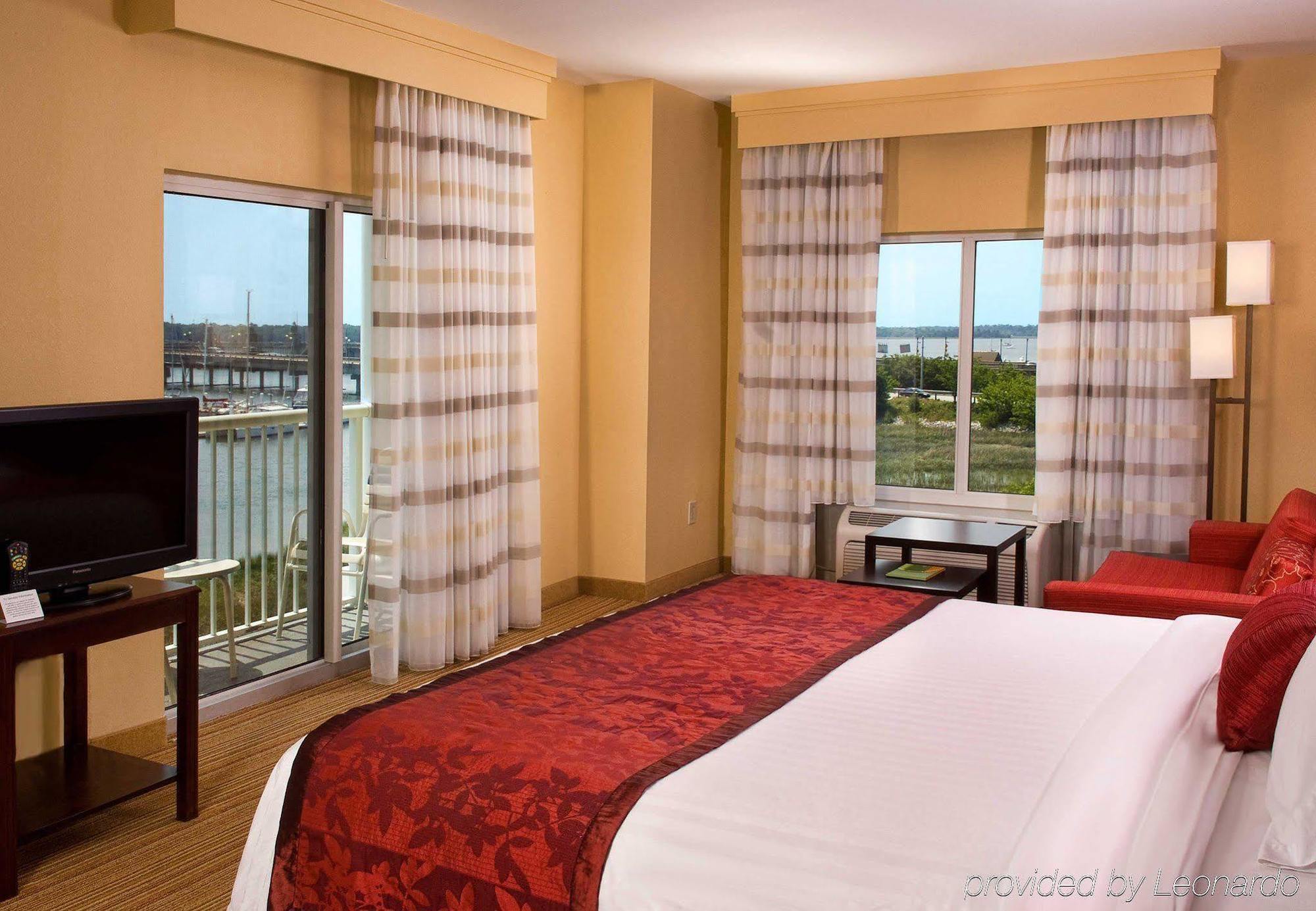 Courtyard Charleston Waterfront Hotel Room photo