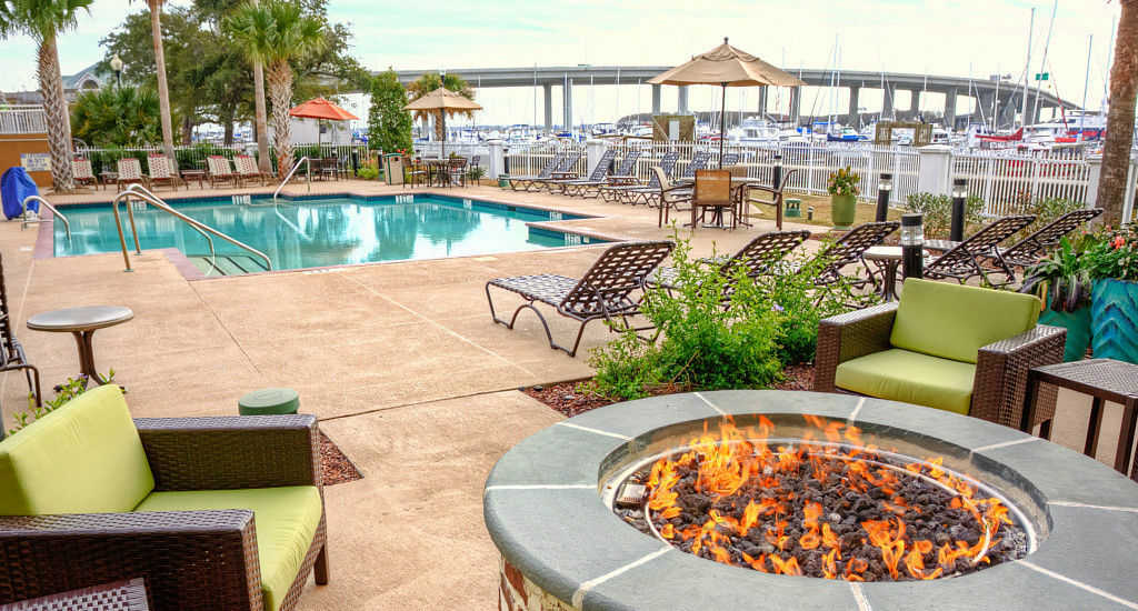 Courtyard Charleston Waterfront Hotel Exterior photo