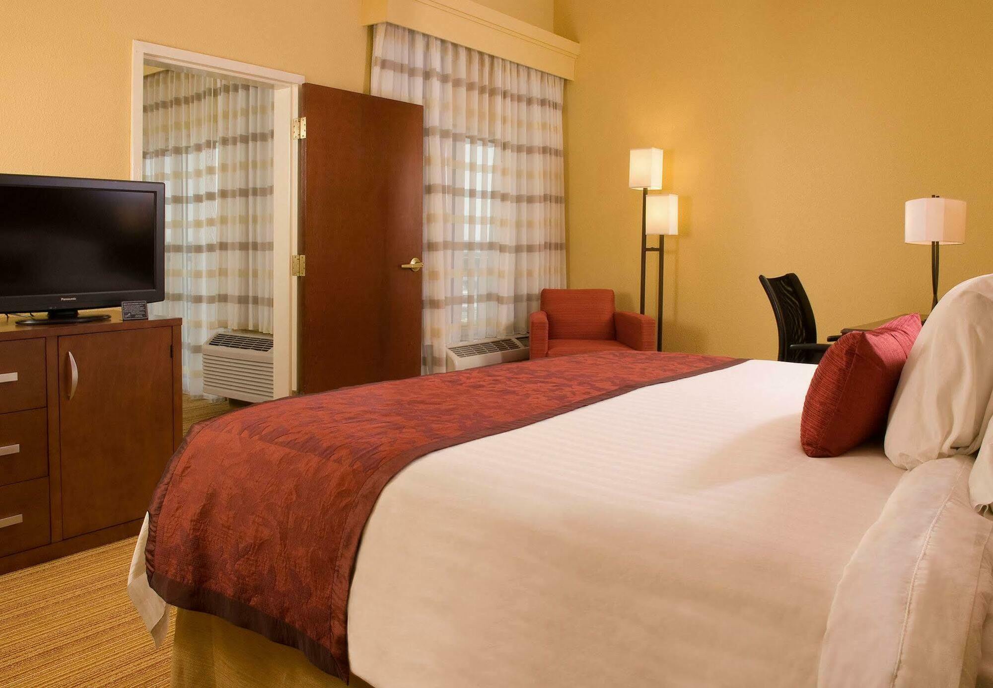 Courtyard Charleston Waterfront Hotel Exterior photo